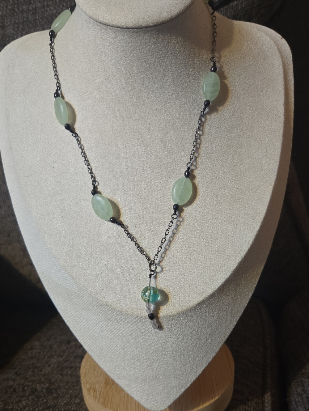 Vintage Delicate Frosted Green Glass And Gunmetal Toggle Clasp Necklace 💫